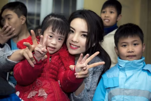 Kỳ Duyên xinh tươi tham dự Chủ nhật Đỏ trên quê nhà ảnh 7