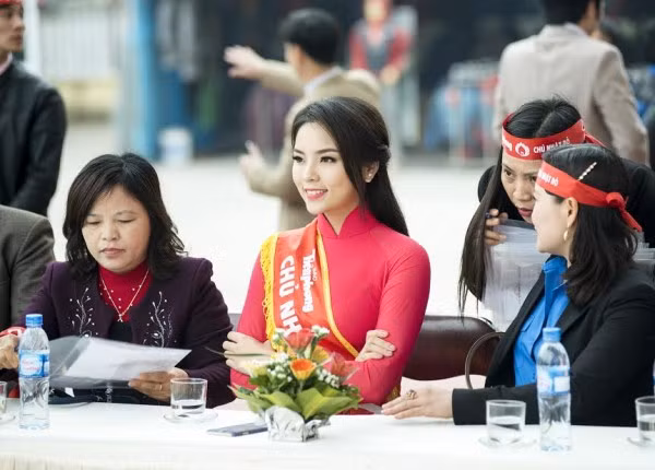 Kỳ Duyên xinh tươi tham dự Chủ nhật Đỏ trên quê nhà ảnh 1