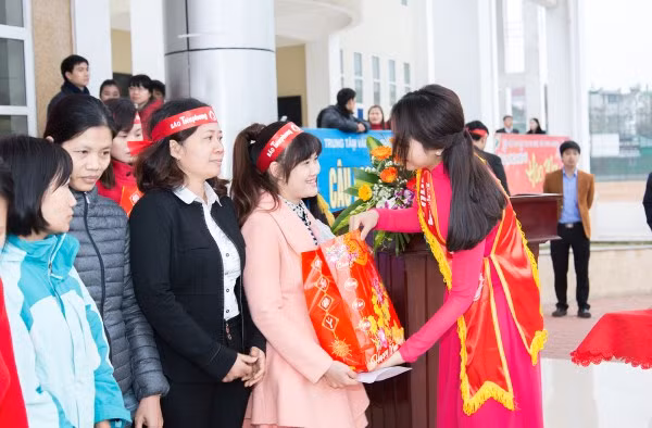 Kỳ Duyên xinh tươi tham dự Chủ nhật Đỏ trên quê nhà ảnh 5