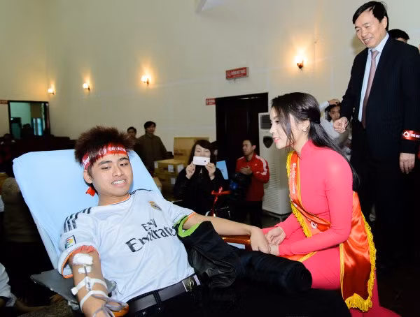Kỳ Duyên xinh tươi tham dự Chủ nhật Đỏ trên quê nhà ảnh 2