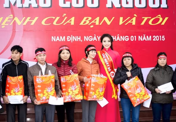 Kỳ Duyên xinh tươi tham dự Chủ nhật Đỏ trên quê nhà ảnh 4