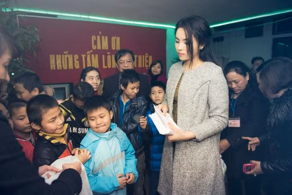 Kỳ Duyên xinh tươi tham dự Chủ nhật Đỏ trên quê nhà ảnh 6