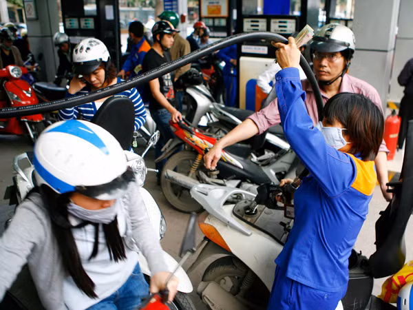 Do cơ chế điều hành xăng xầu méo mó, nên mỗi khi tăng, giảm giá xăng, dư luận đều bức xúc 