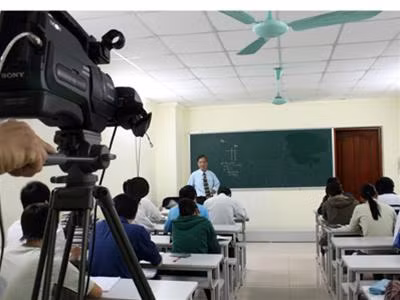 Bài giảng tại lớp học được ghi lại để đưa lên mạng. Ảnh: XM Bài giảng tại lớp học được ghi lại để đưa lên mạng. Ảnh: XM