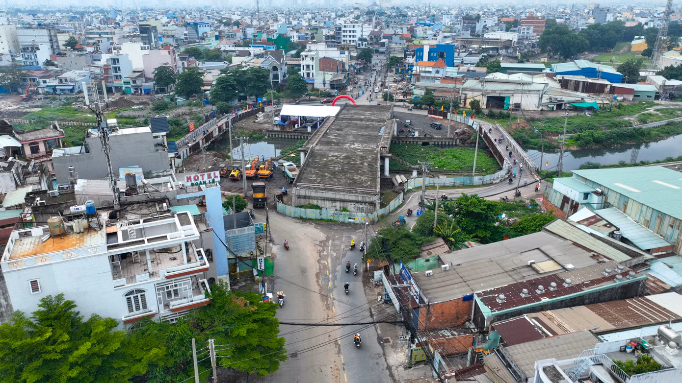 Sau khi khởi động lại, dự án cầu Tân Kỳ - Tân Quý có tổng vốn 491 tỷ đồng, trong đó kinh phí xây dựng 44 tỷ đồng, 190 tỷ giải tỏa mặt bằng và 230 tỷ đồng thanh toán cho nhà đầu tư cũ.
