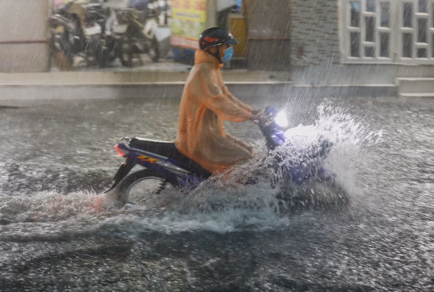 Một số người dân cố gắng điều khiển xe vượt qua đoạn ngập.