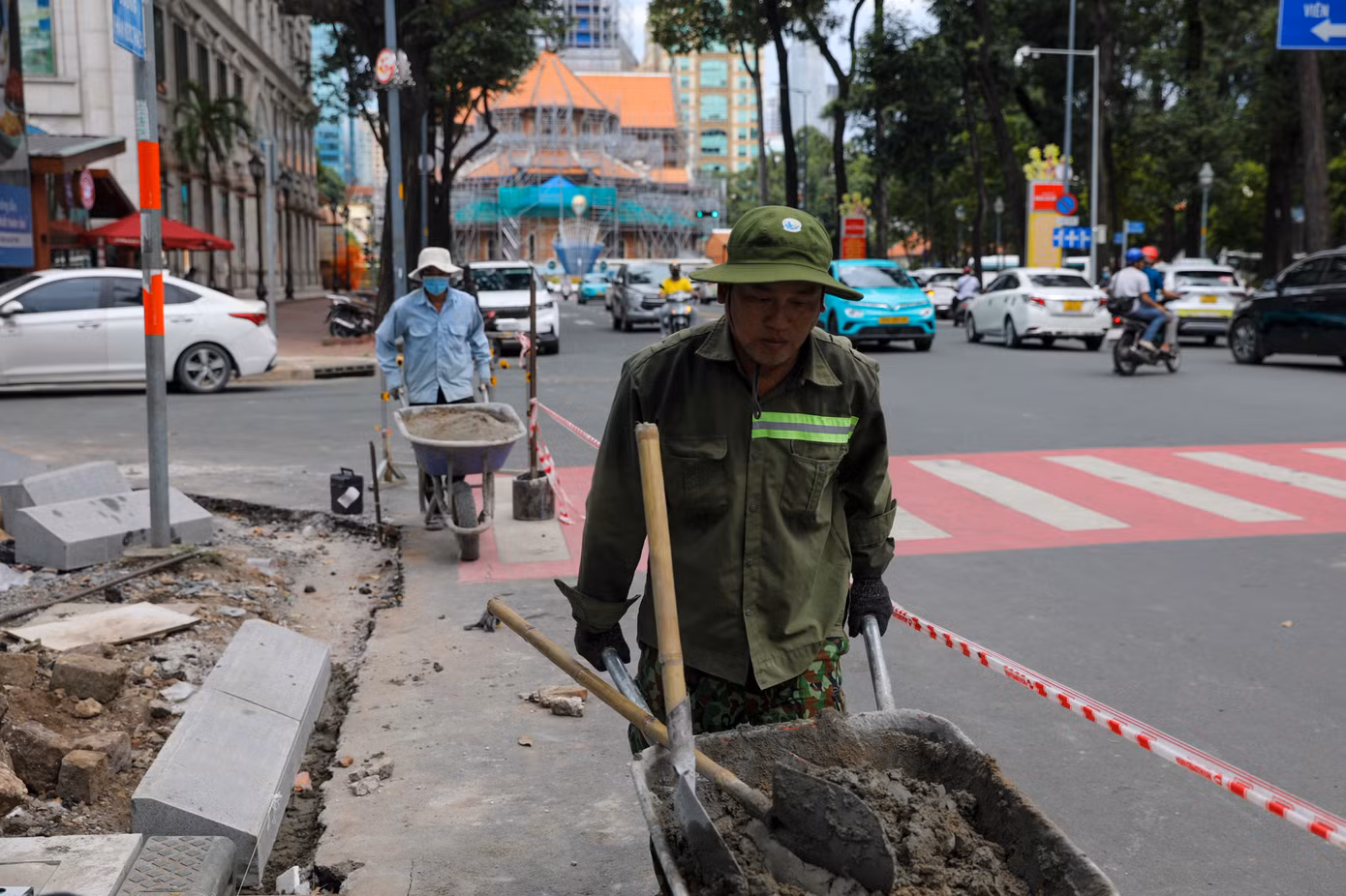 Ông Phạm Quách Trường Giang, Trưởng Ban Quản lý dự án đầu tư xây dựng khu vực quận 1, cho biết nhiều vỉa hè đã chục năm qua không được cải tạo, sửa chữa, cộng thêm xe máy thường xuyên chạy lên nên gạch bị hư hỏng, nứt vỡ, xuống cấp.