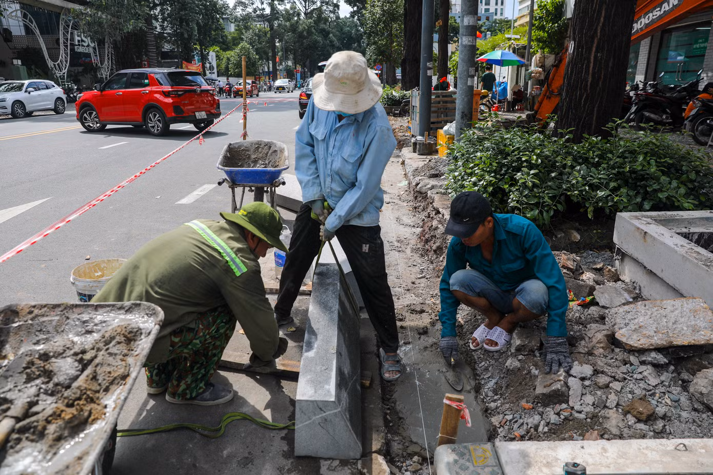 Đầu tháng 8, lớp gạch cũ trên vỉa hè đường Phạm Ngọc Thạch - Nguyễn Văn Chiêm được dỡ bỏ, nền được trám đá dăm trước khi lát đá granite.