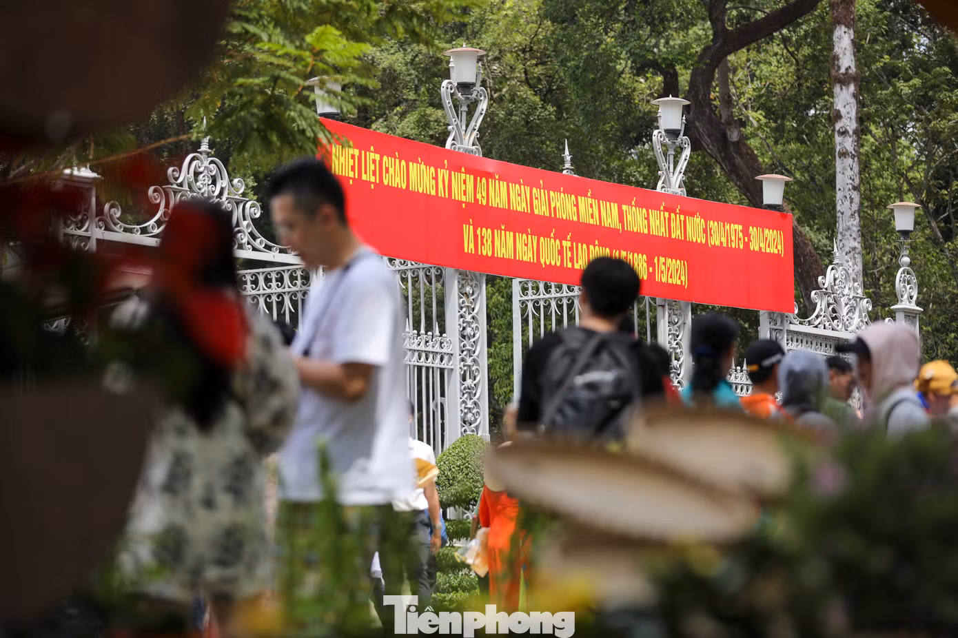 Đến đây, người dân có cơ hội ôn lại kỷ niệm một thời chiến đấu hào hùng của dân tộc.