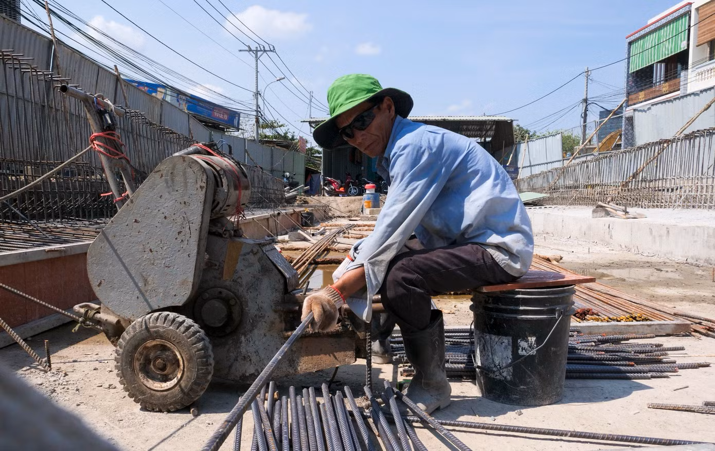 Hàng chục công nhân cùng nhiều máy móc cũng đang gấp rút xây dựng những hạng mục của cây cầu.