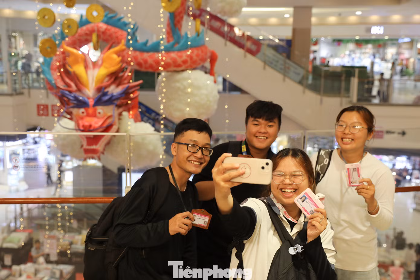Nhiều bạn trẻ thích thú check-in cùng linh vật rồng.