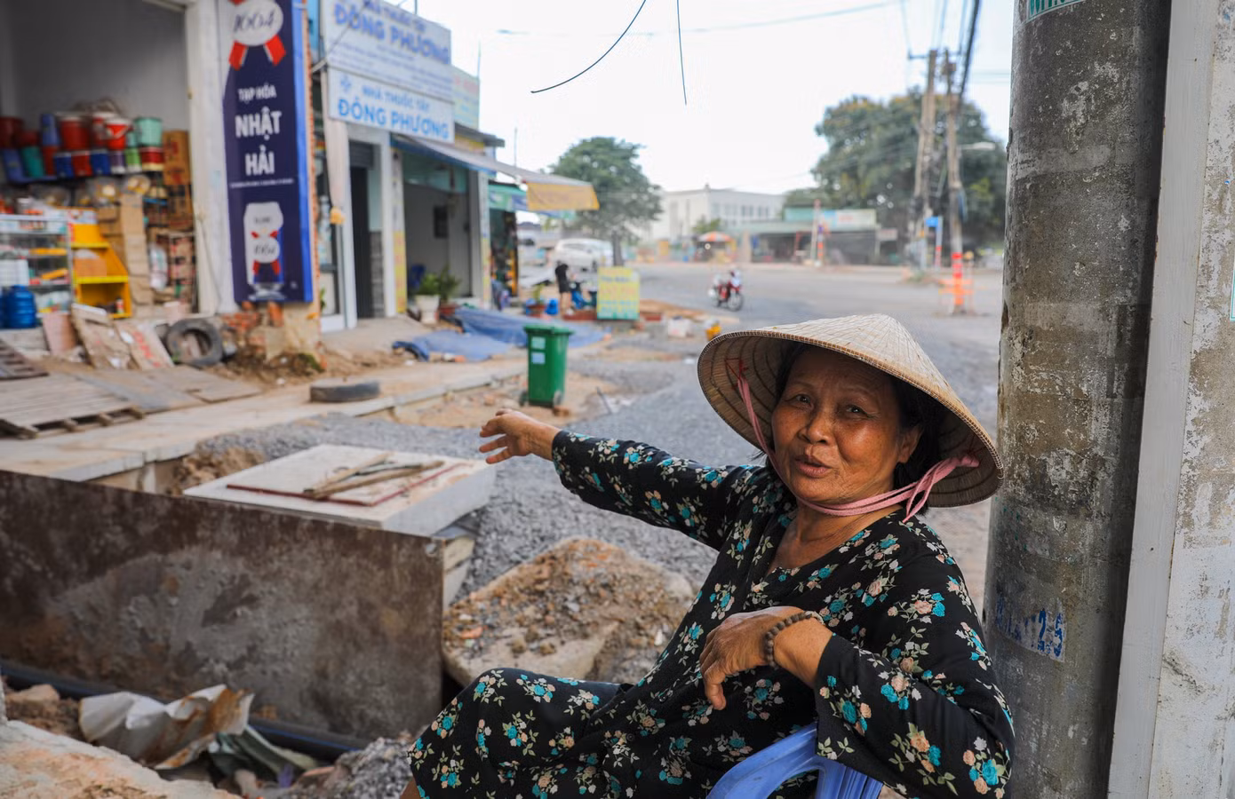 Bà Bạch Thị Thanh Xuân (phường Long Bình, TP.Thủ Đức) chia sẻ: "Bao năm nay con đường nay nhỏ hẹp, xuống cấp lại nguy hiểm vì nhiều container. Khi giao mặt bằng, tôi chỉ mong sớm hoàn thiện mở rộng, để con đường khang trang hơn".