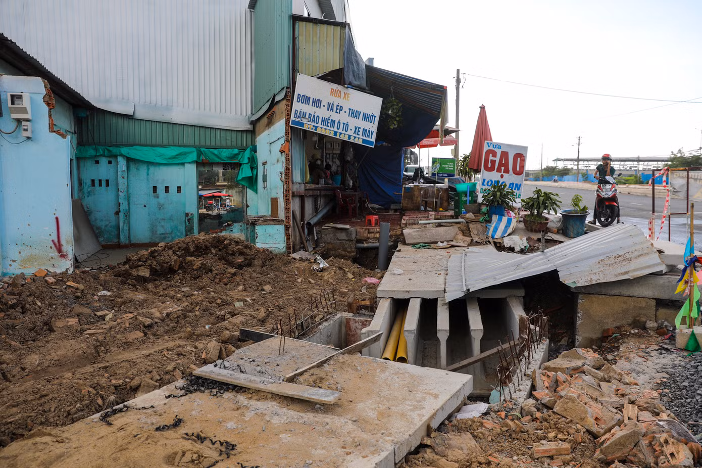Nhiều căn nhà liên tiếp nhau đã tháo dỡ xong, lùi vô từ 5-7 m, cũng như hoàn thiện phần sửa chữa sau khi bàn giao.