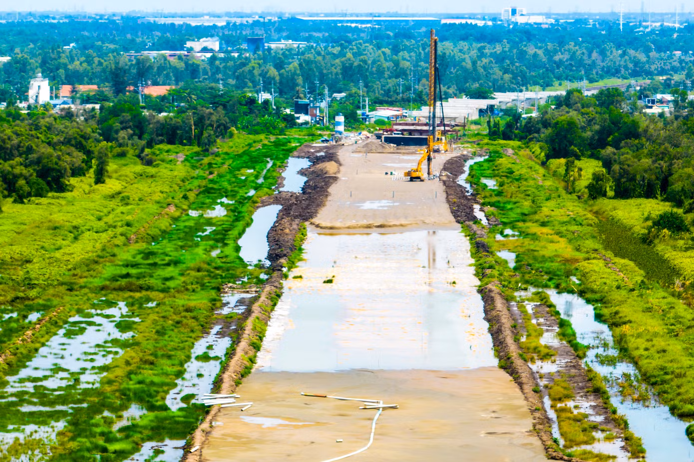 Gói thầu khởi công từ ngày 26/7/2023 với thời gian thi công dự kiến là 1.080 ngày. Tuy nhiên, tiến độ đang bị chậm lại do gặp khó khăn về nguồn cung cấp vật liệu cát đắp.
