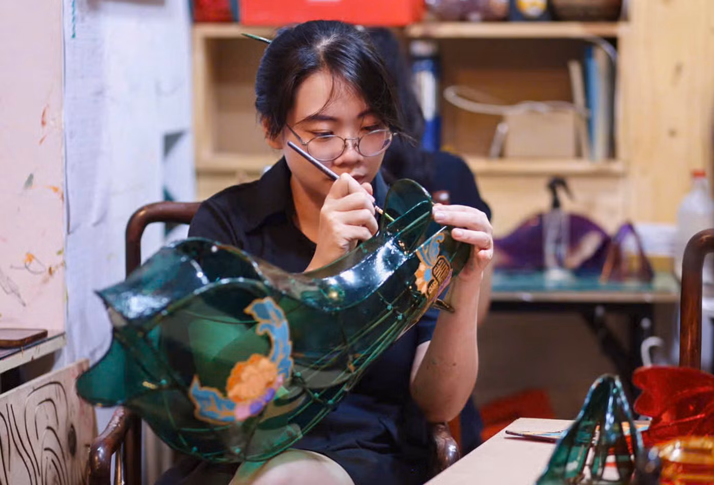 KTS Nguyễn Thị Kim Thuỷ (32 tuổi, sống tại TPHCM) đưa ra quyết định táo bạo: Phỏng dựng lại mô hình lồng đèn truyền thống xưa. KTS Nguyễn Thị Kim Thuỷ (32 tuổi, sống tại TPHCM) đưa ra quyết định táo bạo: Phỏng dựng lại mô hình lồng đèn truyền thống xưa.