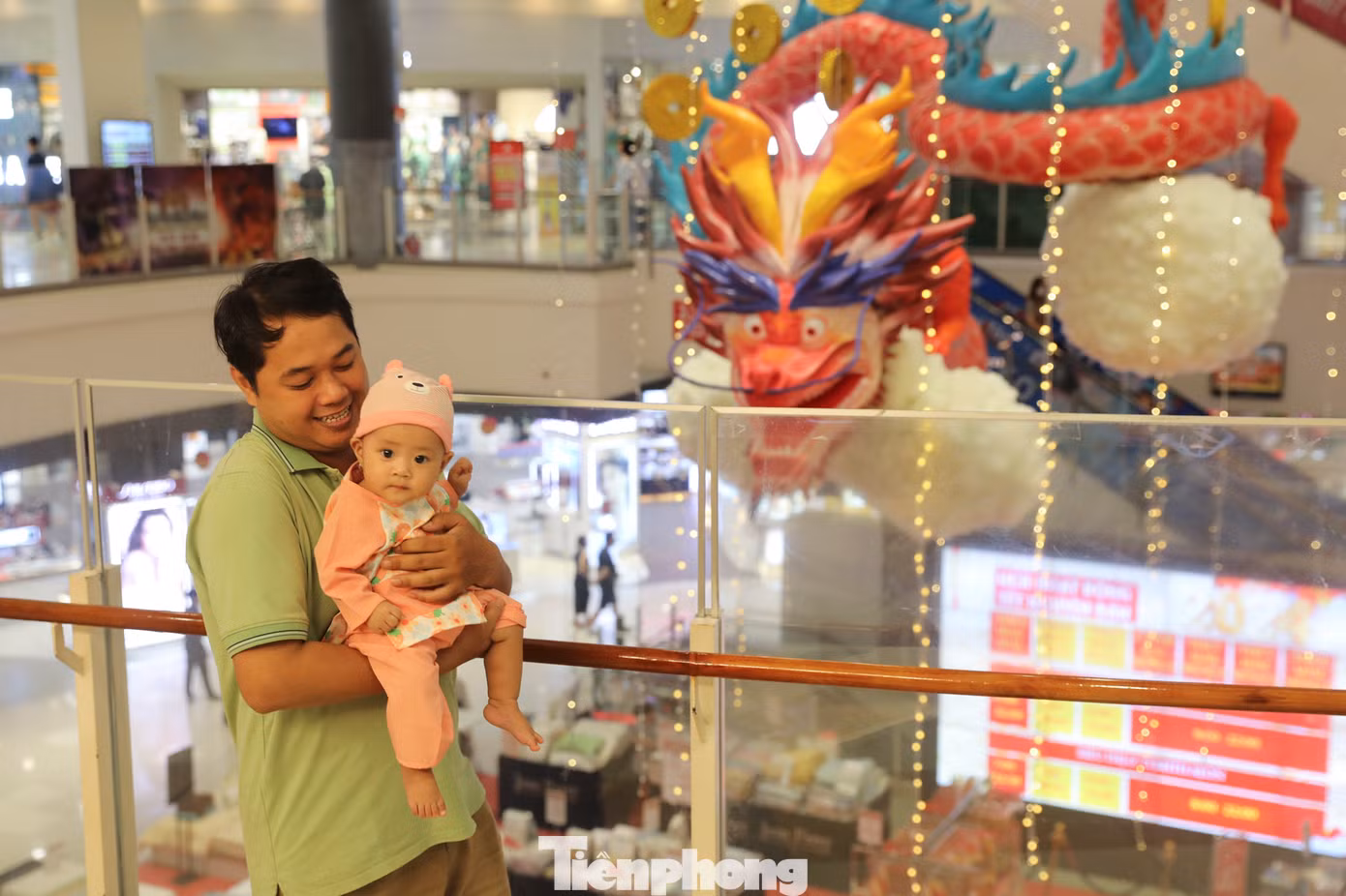 Anh Huy, ở quận Tân Phú chia sẻ: "Mình thấy linh vật rồng này có màu sắc rất đẹp, nhưng lại có gương mặt không thân thiện, có cảm giác như linh vật rồng này đang không hài lòng chuyện gì đó, trông khá giận dữ. Mình thấy biểu cảm của linh vật này khá hài hước, thú vị".