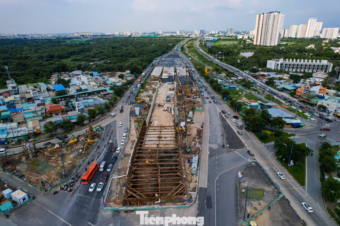 Nút giao thông An Phú được đánh giá quan trọng đặc biệt ở cửa ngõ phía đông TP.HCM - là điểm đầu tuyến cao tốc TP.HCM - Long Thành - Dầu Giây kết nối với những đường trục chính, nên thường xuyên diễn ra tình trạng xe cộ kẹt dài nối đuôi nhau vào giờ cao điểm.