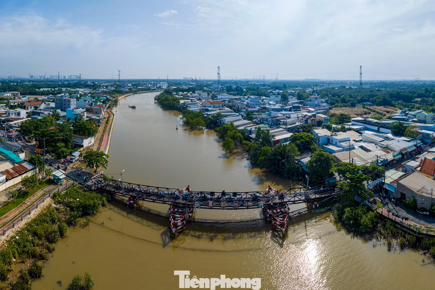 Cầu Rạch Tôm hiện hữu nhỏ hẹp nhưng mỗi ngày phải gánh một lượng lớn phương tiện lưu thông, kể cả xe tải, xe ô tô. Tồn tại hơn 50 năm, nhiều bộ phận trên cầu đã xuống cấp, hoen rỉ, phải cố định bằng dây thép.