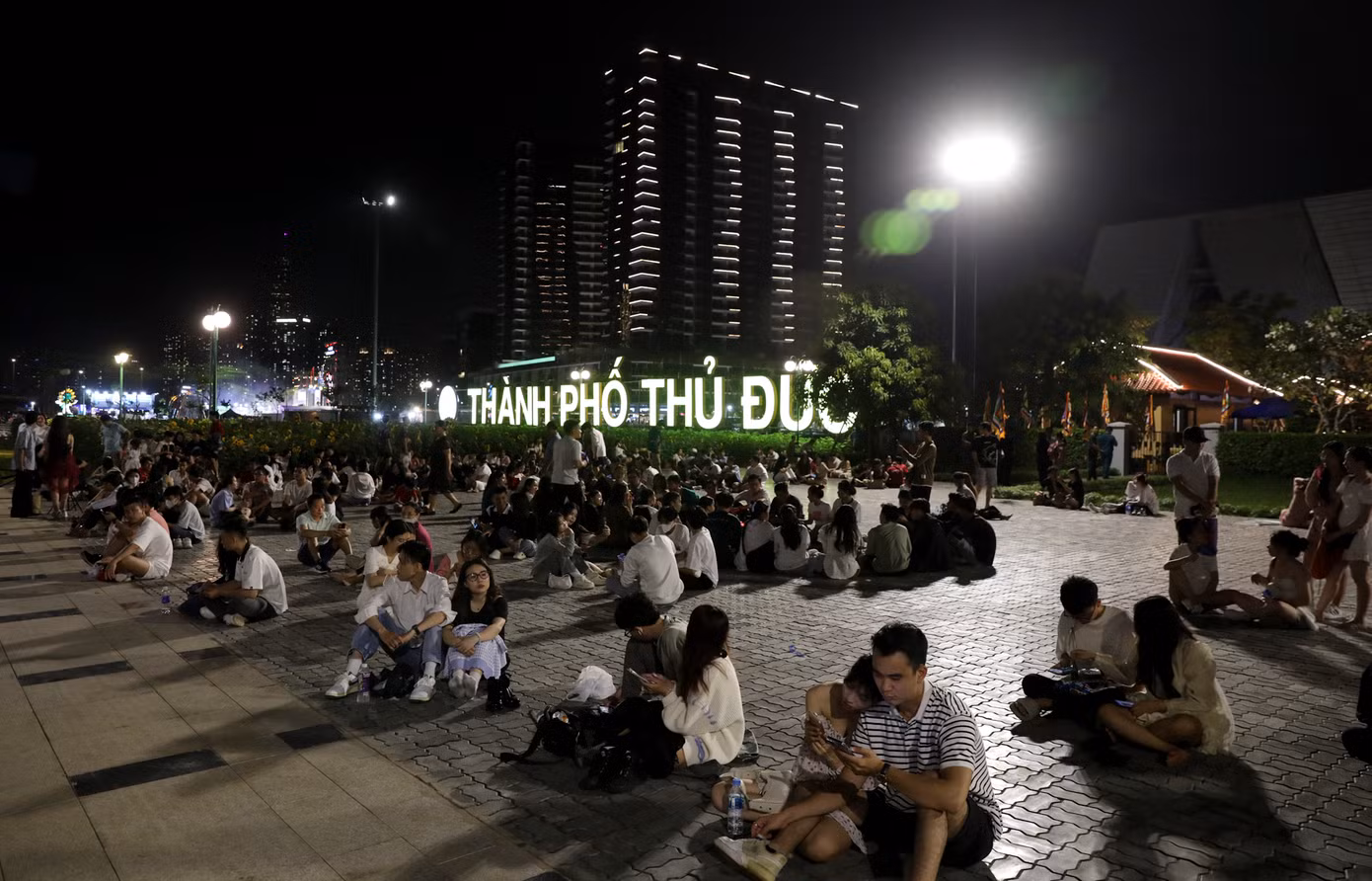 Tại TPHCM, sau màn pháo hoa kéo dài 15 phút, số đông người dân phải ngồi lại chờ lưu lượng giao thông giảm mới ra về để tránh bị kẹt xe.