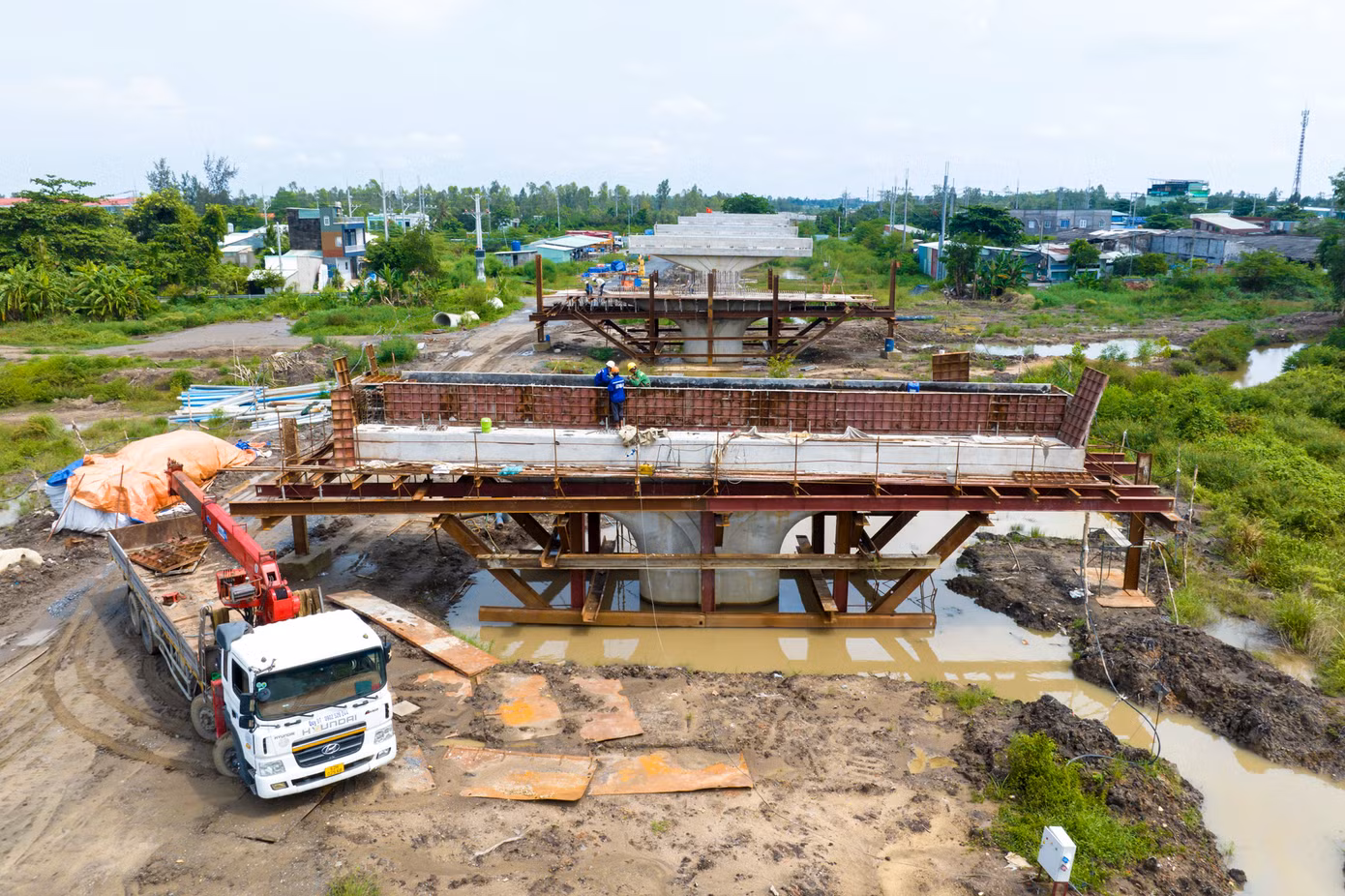 Đại diện nhà thầu cho biết, toàn gói cần khoảng 1,4 triệu m3 cát đắp nền cho đường chính và các tuyến phụ, đường gom, đường tránh...