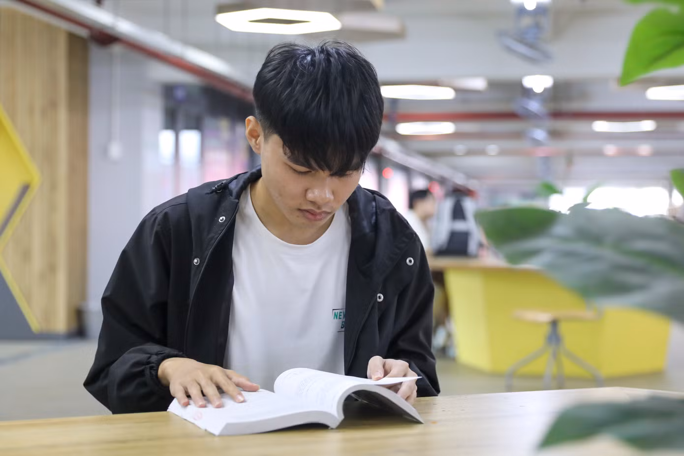 “Để có tiền lo cho các con đến trường, mẹ phải làm đủ mọi việc. Nhưng dù khó khăn, thiếu thốn thế nào, mẹ cũng chưa bao giờ để chị em của em phải nghỉ học, vẫn cố gắng mua sắm đầy đủ đồ dùng học tập, đóng tiền trường… để em yên tâm đi học” – Trân bồi hồi khi nhắc về mẹ của mình.