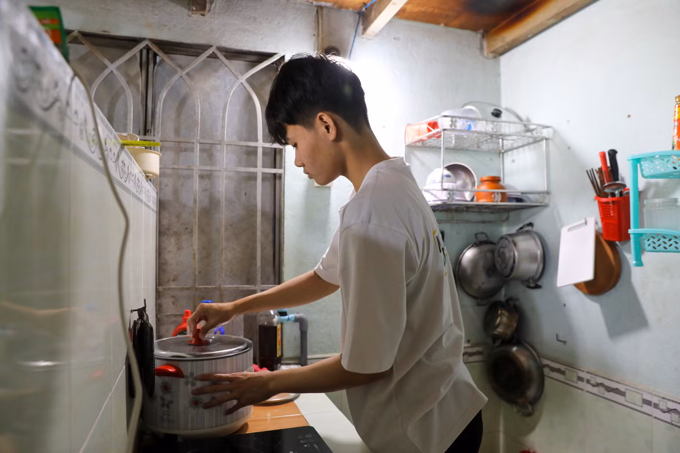 Trân thuê căn phòng trọ gần trường và ở cùng các bạn. Để tiết kiệm chi phí, Trân thường tự đi chợ về nấu ăn. Trân “bật mí” cách tiết kiệm tiền trong sinh hoạt là thường đi cửa hàng thực phẩm vào buổi tối, canh khung giờ giảm giá để mua thịt và rau về nấu ăn. “Có hôm đi chợ chỉ hết 20.000 đồng là no cả ngày. Hôm nào lịch học cả ngày, em mới ăn ở căng tin trường. Bữa nào kẹt quá thì em ăn tạm mì gói cho qua bữa” – Trân nói.