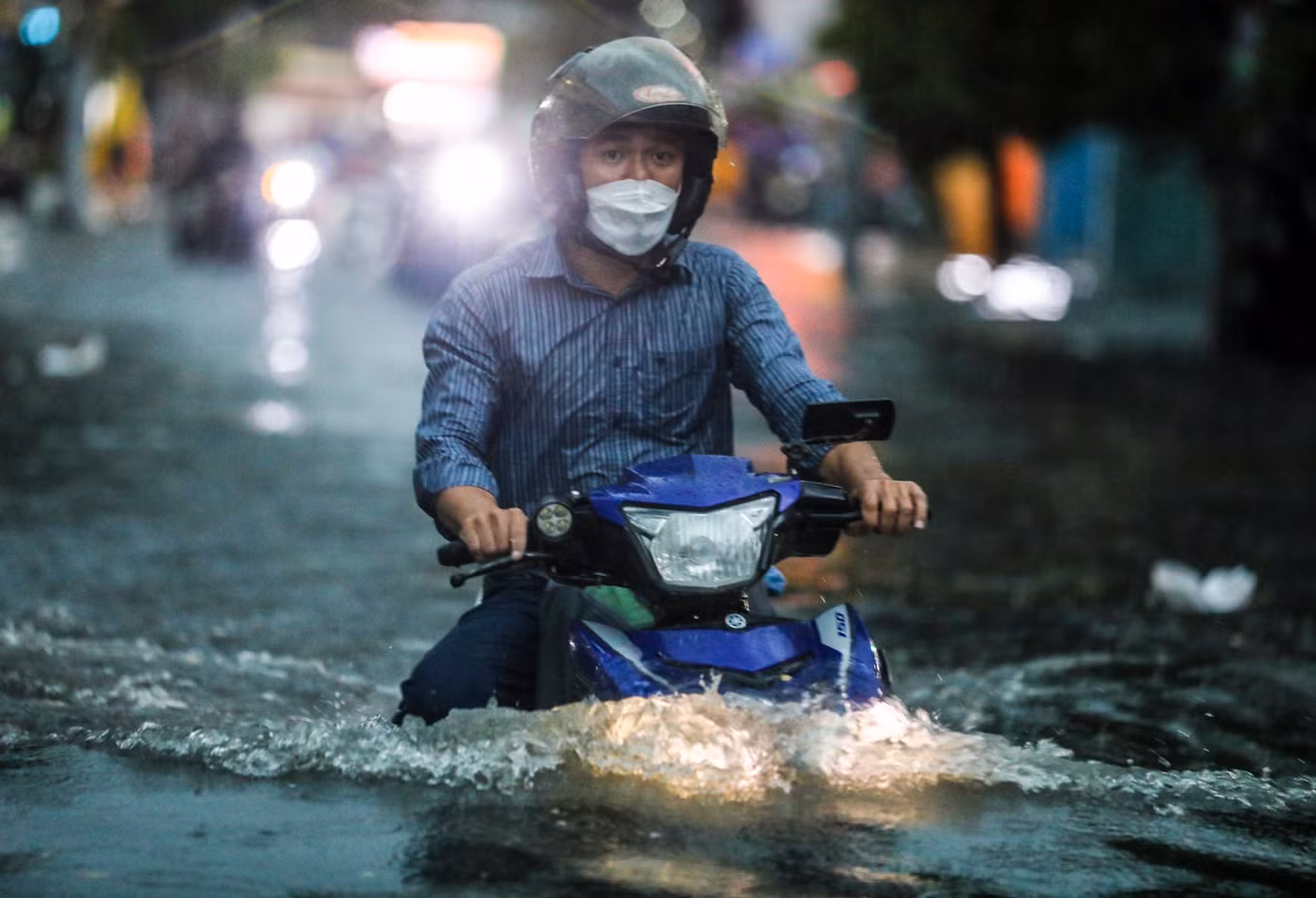 Mưa lớn khiến đoạn đường bị ngập qua cả yên xe máy.