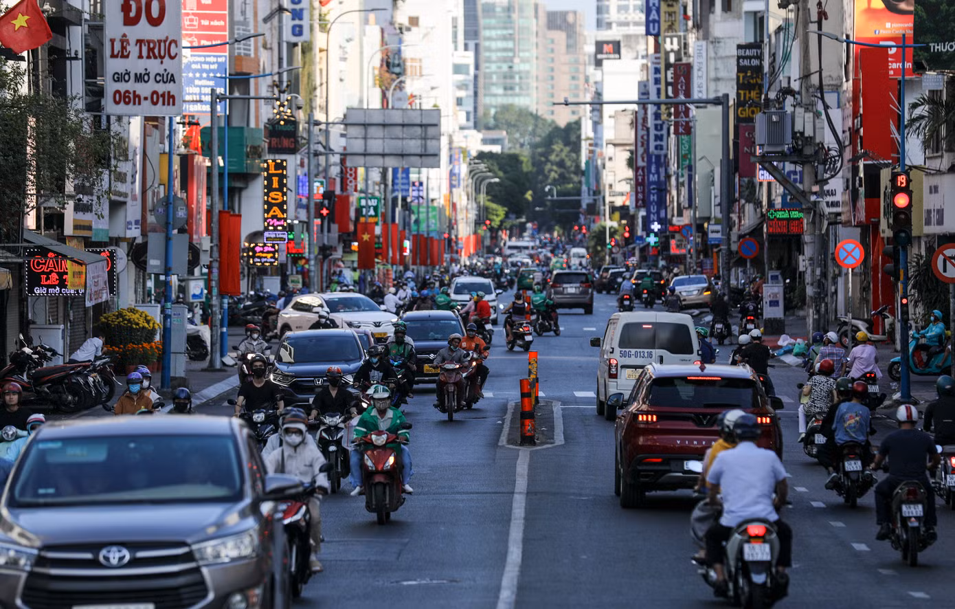 Khu vực chợ Tân Định (quận 1) lượng người đổ về khá đông và nhộn nhịp lúc chiều tối.