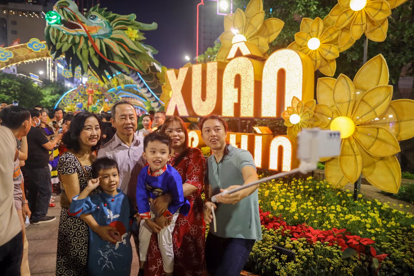 19h10, người dân, du khách bắt đầu đổ dồn về khu vực đường hoa Nguyễn Huệ, sân khấu nghệ thuật phía trước UBND TPHCM để vui chơi, xem trình diễn các tiết mục nghệ thuật mừng xuân. Ảnh: Duy Anh 19h10, người dân, du khách bắt đầu đổ dồn về khu vực đường hoa Nguyễn Huệ, sân khấu nghệ thuật phía trước UBND TPHCM để vui chơi, xem trình diễn các tiết mục nghệ thuật mừng xuân. Ảnh: Duy Anh