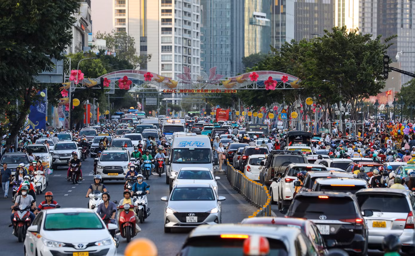 Chiều 13/3, lượng lớn người và phương tiện đổ về khu vực trung tâm TPHCM đi chơi, du xuân những ngày còn lại trong Tết khiến nhiều tuyến đường ùn tắc kéo dài, giao thông hỗn loạn.
