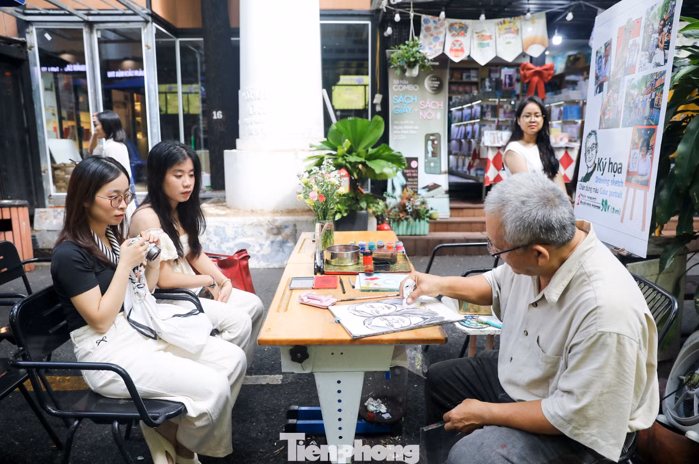 Đường sách Nguyễn Văn Bình là điểm đến check-in nổi tiếng. Đường sách Nguyễn Văn Bình là điểm đến check-in nổi tiếng.