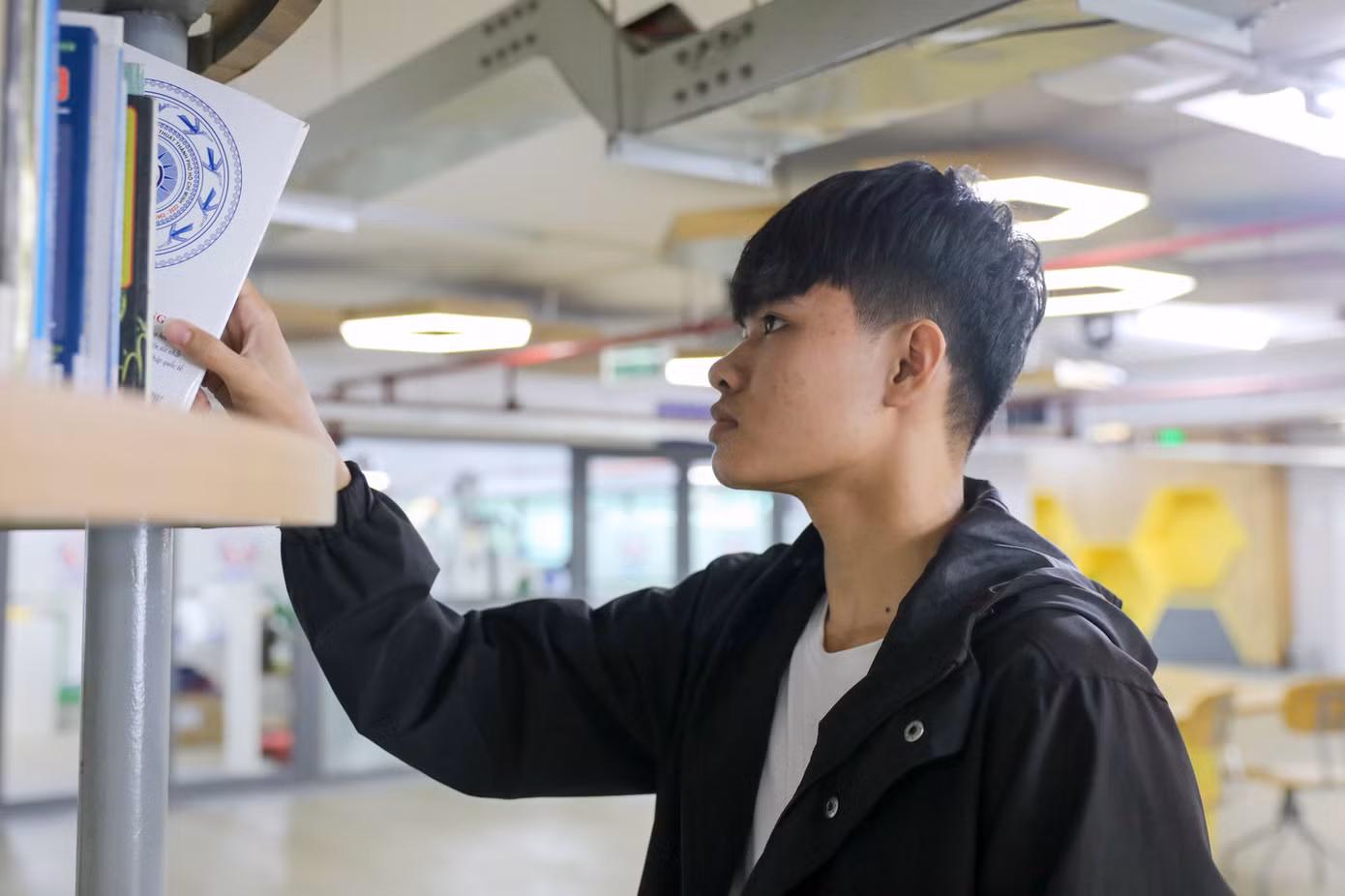 “Lúc ba mất, chị em mới 8 tuổi, còn em vừa lên 4. Mẹ phải làm đủ nghề để lo cho hai chị em ăn học, vừa chăm sóc bà nội đau yếu. Khi hai chị em càng lớn, chi phí học hành càng nhiều. Có những đêm em thấy mẹ thức trắng để nhận việc về làm thêm. Em mong mình mau lớn, có nghề nghiệp để lo cho gia đình, để mẹ được nghỉ ngơi, an hưởng hạnh phúc” – Trân bộc bạch.