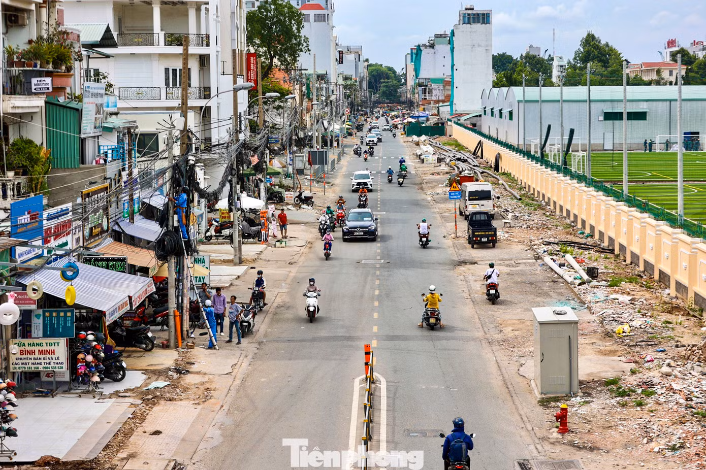 Theo ghi nhận của Tiền Phong, so với nửa năm trước, khoảng 500m ở đoạn đầu đường tiếp giáp với mũi tàu Trường Chinh - Cộng Hoà đã được trải nhựa, hình thành dải phân cách chia làn.