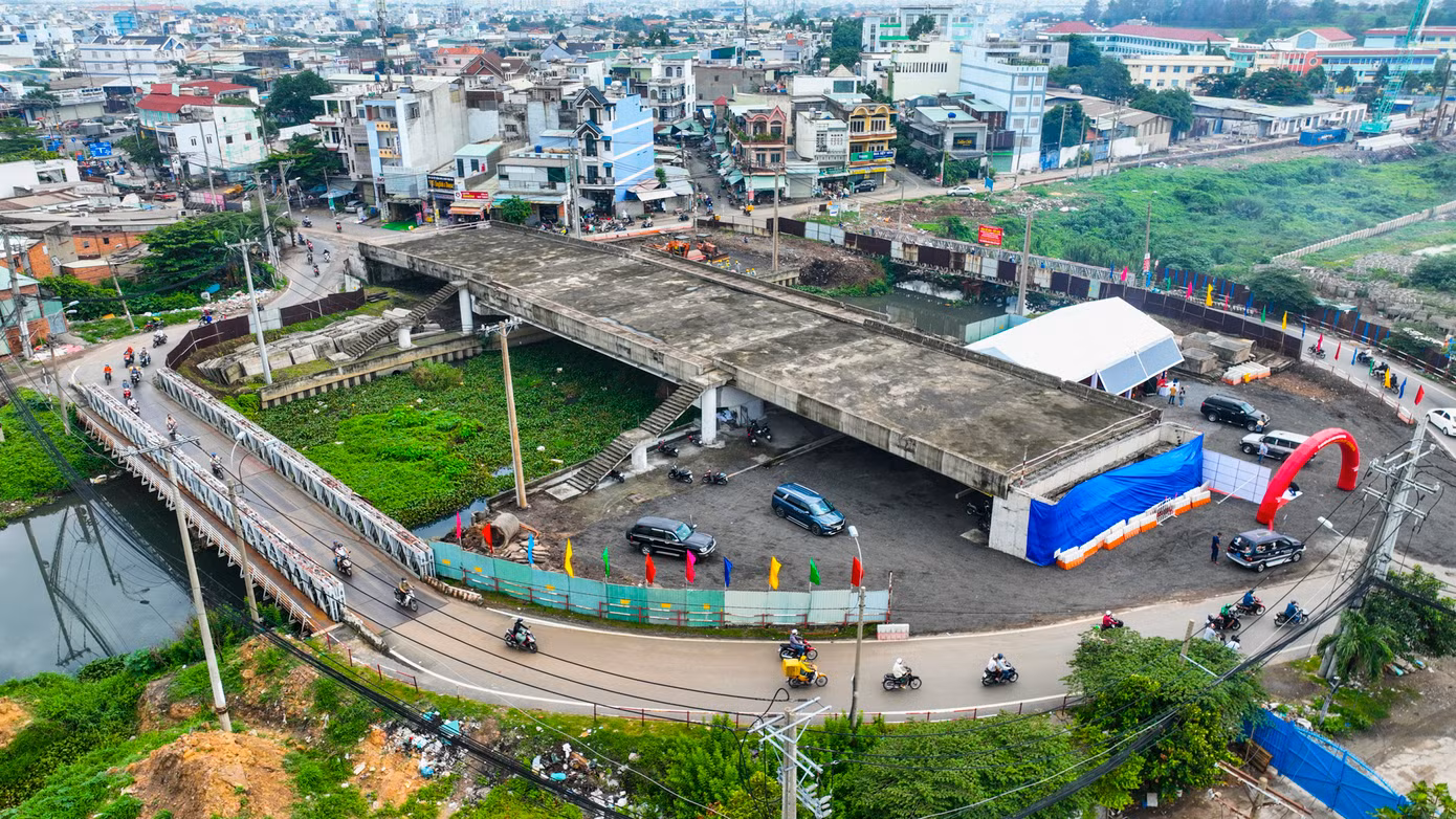 Dự án xây mới cầu Tân Kỳ - Tân Quý sau 6 năm ngưng trệ do vướng mặt bằng và chuyển đổi phương thức đầu tư cũng vừa được khởi động lại.