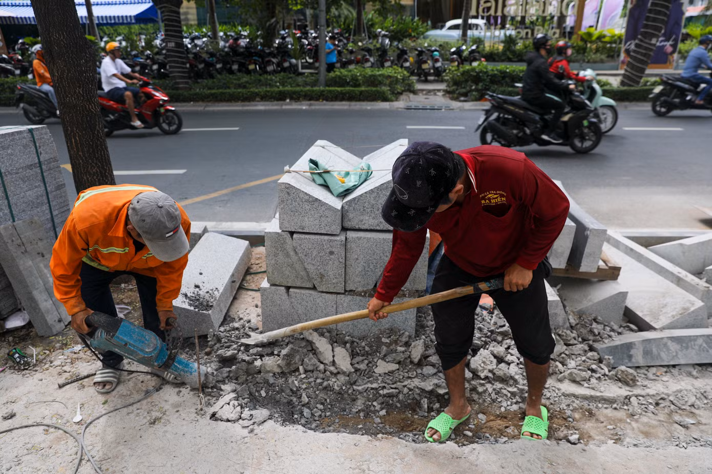 Quận trung tâm thành phố hiện có 155 tuyến đường, vỉa hè đủ điều kiện tổ chức sử dụng tạm một phần làm điểm giữ xe, kinh doanh dịch vụ, mua, bán hàng hóa có thu phí và không thu phí.