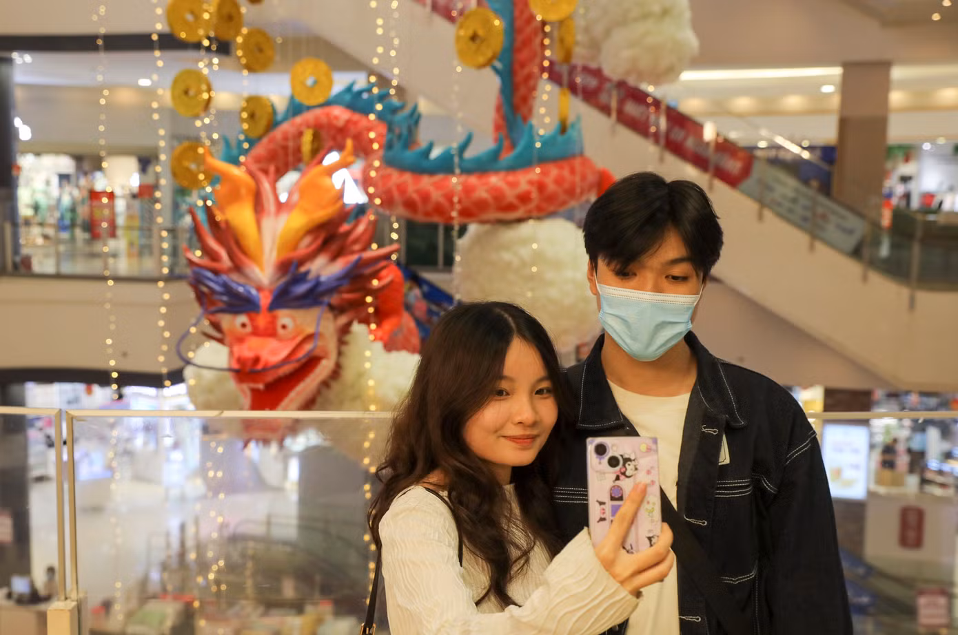 Bạn Hân và Đạt sau khi biết được thông tin thú vị của linh vật rồng này đã đi từ quận Bình Thạnh lên đến đây để chụp lại những tấm hình kỷ niệm.