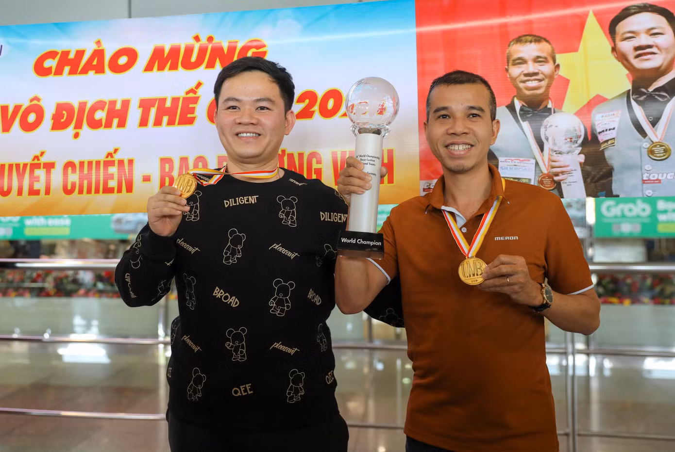 Trần Quyết Chiến và Bao Phương Vinh tỏ ra khá bất ngờ khi được đông đảo giới truyền thông và người hâm mộ đón tiếp sau khi vừa đặt chân xuống sân bay Tân Sơn Nhất.