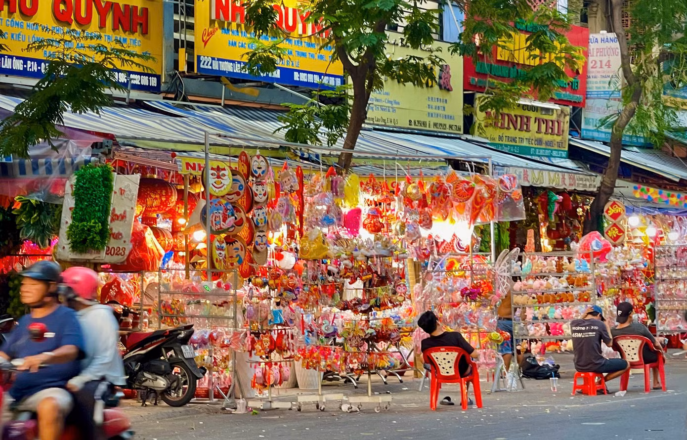 Nhiều sạp hàng cho biết, so với năm trước, số lượng người đến phố lồng đèn năm nay có phần giảm sút. Nhiều sạp hàng cho biết, so với năm trước, số lượng người đến phố lồng đèn năm nay có phần giảm sút.