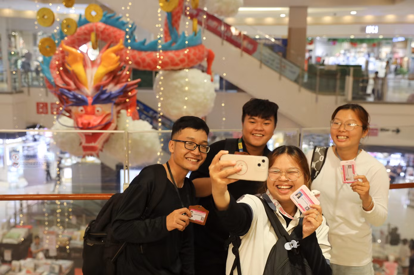 Nhiều bạn trẻ thích thú check-in cùng linh vật rồng.