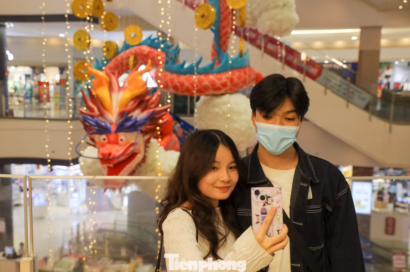 Bạn Hân và Đạt sau khi biết được thông tin thú vị của linh vật rồng này đã đi từ quận Bình Thạnh lên đến đây để chụp lại những tấm hình kỷ niệm.