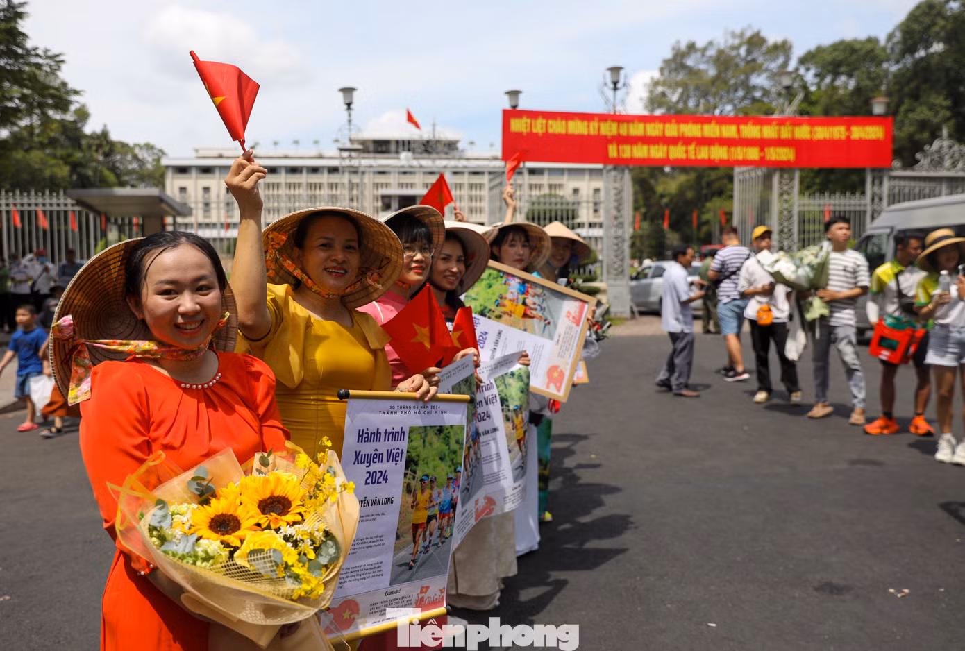 Nhiều hoạt động ý nghĩa được tổ chức phía ngoài Dinh.