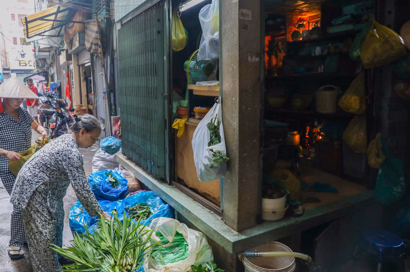 Trước đó, quận 1 đã đưa chỉ tiêu quy hoạch kiến trúc thực hiện mời gọi đầu tư dự án khu chợ Gà, Gạo. Cụ thể, diện tích khu đất 6.339 m2 (diện tích phù hợp quy hoạch khoảng 5.949 m2). Mật độ xây dựng tối đa 50%, hệ số sử dụng đất là 10, chiều cao tối đa 50 m, dân số là 700 người.