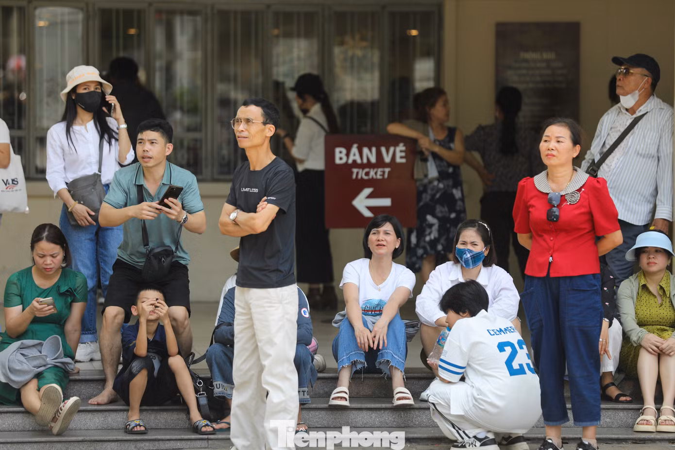 Chị Tâm (ở quận 4) chia sẻ: "Gia đình tôi có mặt từ sáng nhưng không ngờ lại đông đến như vậy. Đây là dịp để tôi cho các cháu tham quan cũng như tìm hiểu về lịch sử của Dinh Độc Lập".
