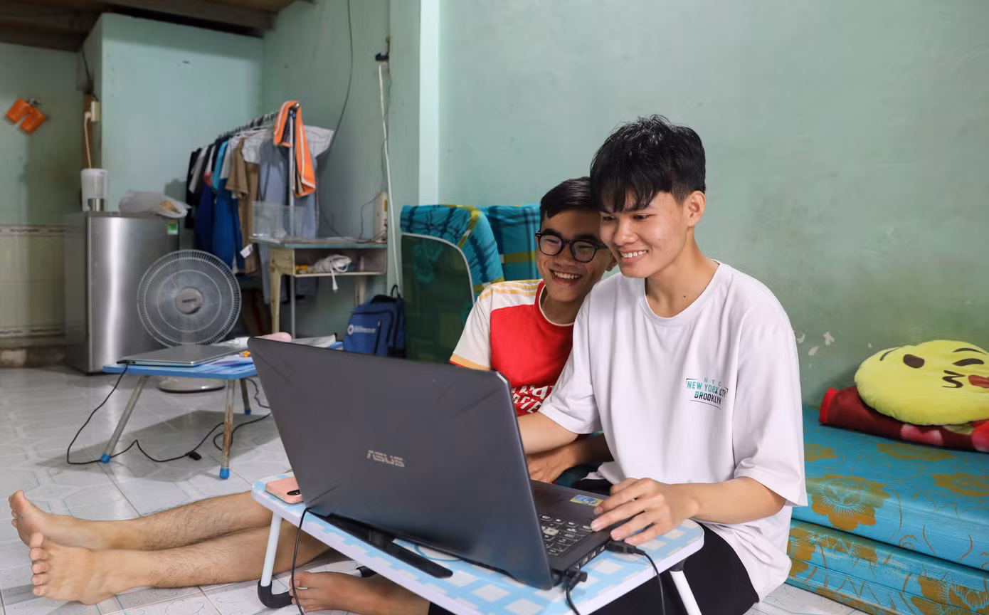 Khi được hỏi về ước mơ, Trân cho biết rất yêu thích lĩnh vực thiết kế vi mạch và trở thành một kỹ sư lập trình giỏi. “Em cũng muốn về quê để được làm việc ở nơi em sinh ra và lớn lên, để được ở gần mẹ và bà nội, chăm lo cho những người thân yêu đã luôn hy sinh, nuôi dưỡng và dạy dỗ em nên người” – Trân cho biết.