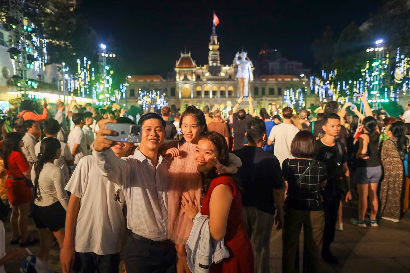 Nhiều gia đình hào hứng check-in với cặp linh vật rồng khổng lồ 100m trên phố Nguyễn Huệ trước thời khắc giao thừa. Nhiều gia đình hào hứng check-in với cặp linh vật rồng khổng lồ 100m trên phố Nguyễn Huệ trước thời khắc giao thừa.
