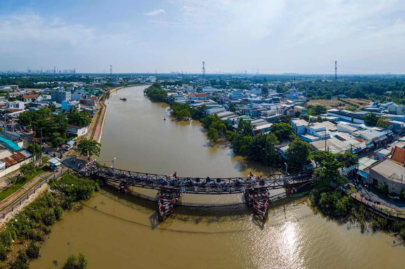 Cầu Rạch Tôm hiện hữu nhỏ hẹp nhưng mỗi ngày phải gánh một lượng lớn phương tiện lưu thông, kể cả xe tải, xe ô tô. Tồn tại hơn 50 năm, nhiều bộ phận trên cầu đã xuống cấp, hoen rỉ, phải cố định bằng dây thép.