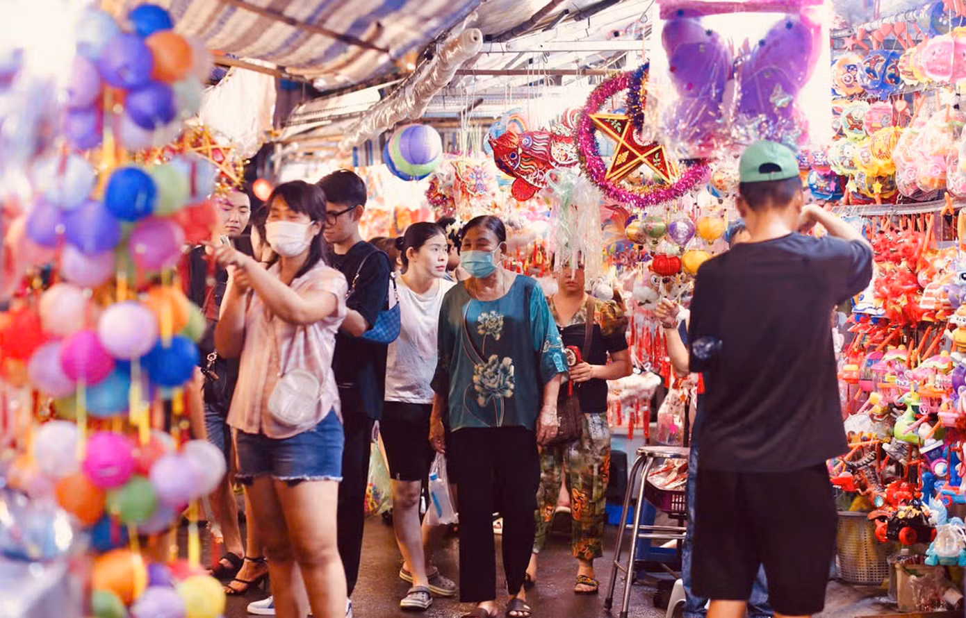Những ngày này, phố lồng đèn tiếp đón hàng trăm lượt khách đến tham quan, chụp ảnh và mua sắm mỗi ngày.