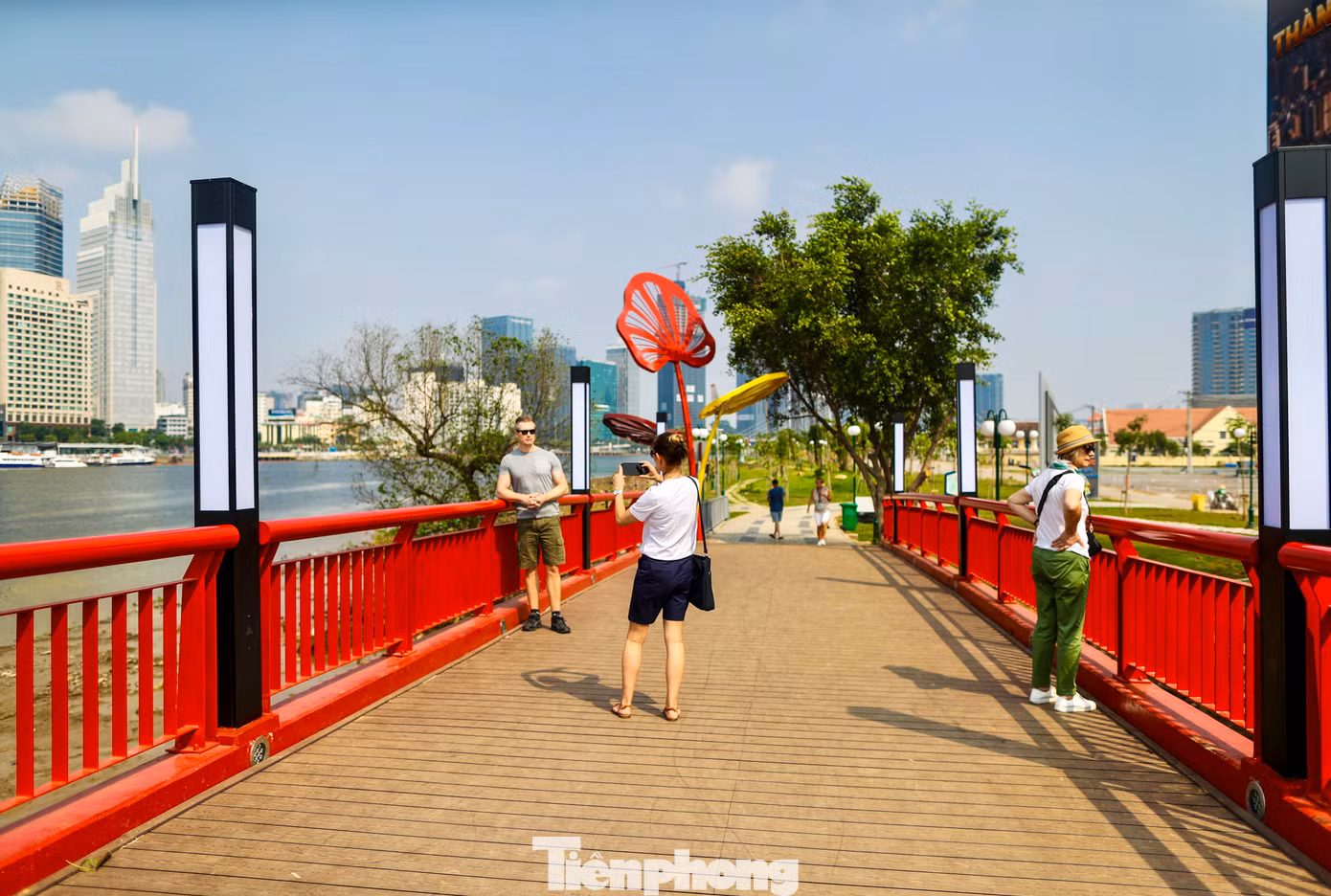 Nằm gần cuối khu vực Công viên bờ sông Sài Gòn, gần hầm Thủ Thiêm, cầu tình yêu (còn gọi là cầu Ông Cậy) đã được “thay áo mới” với điểm nhấn là những biểu tượng hình lá sen.