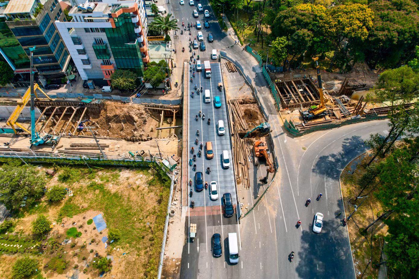 Dự án hầm chui tại giao lộ Trần Quốc Hoàn - Phan Thúc Duyện (phường 2, quận Tân Bình) là gói thầu số 9 thuộc dự án tuyến nối từ đường Trần Quốc Hoàn đến đường Cộng Hòa xuyên qua phần đất sân bay Tân Sơn Nhất. Đây là công trình trọng điểm nhằm giải quyết tình trạng ùn ứ cho khu vực cửa ngõ sân bay Tân Sơn Nhất, kết nối với nhà ga T3 trong tương lai.