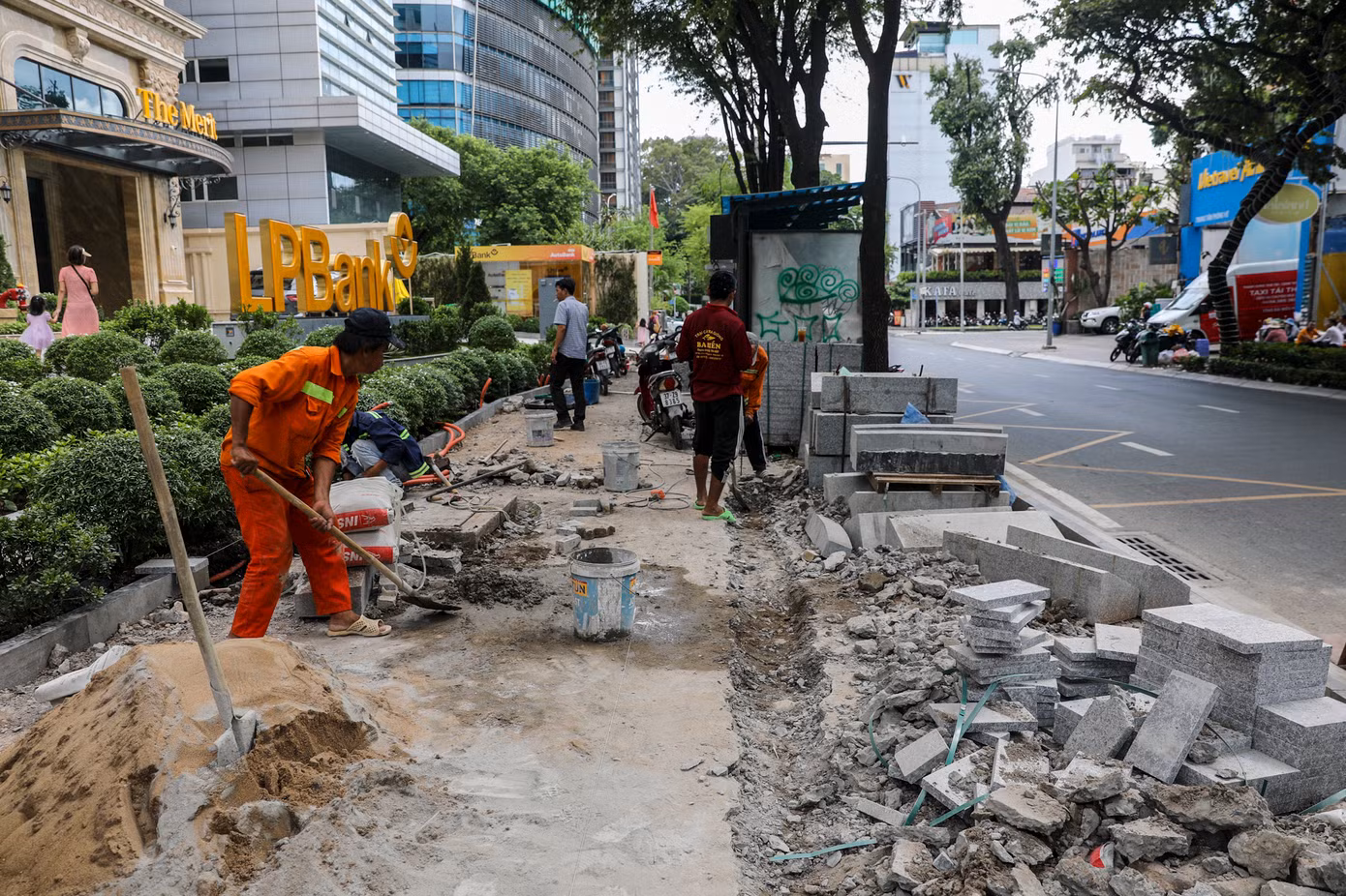 Anh Long (ngụ quận 1) chia sẻ: "Việc đi lại của người dân gặp nhiều khó khăn trong giai đoạn vỉa hè đang cải tạo là khó tránh khỏi. Tôi hy vọng công trình sớm hoàn thành để việc đi lại an toàn hơn. Bộ mặt của thành phố cũng khang trang hơn".
